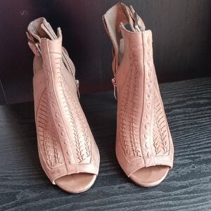 Vince Camuto Blush Nude Open Toe Cutout Booties Zipper Heels Size 7.5